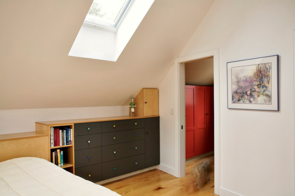 На фото: маленькая хозяйская спальня в стиле фьюжн с белыми стенами, паркетным полом среднего тона и сводчатым потолком для на участке и в саду с