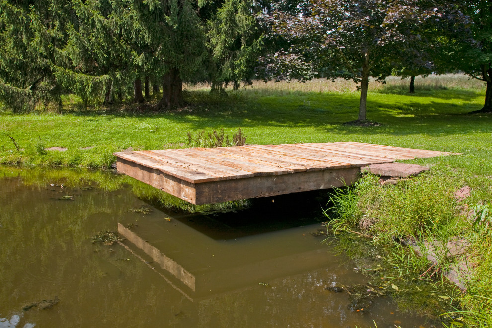 Example of a mid-sized mountain style home design design in Philadelphia