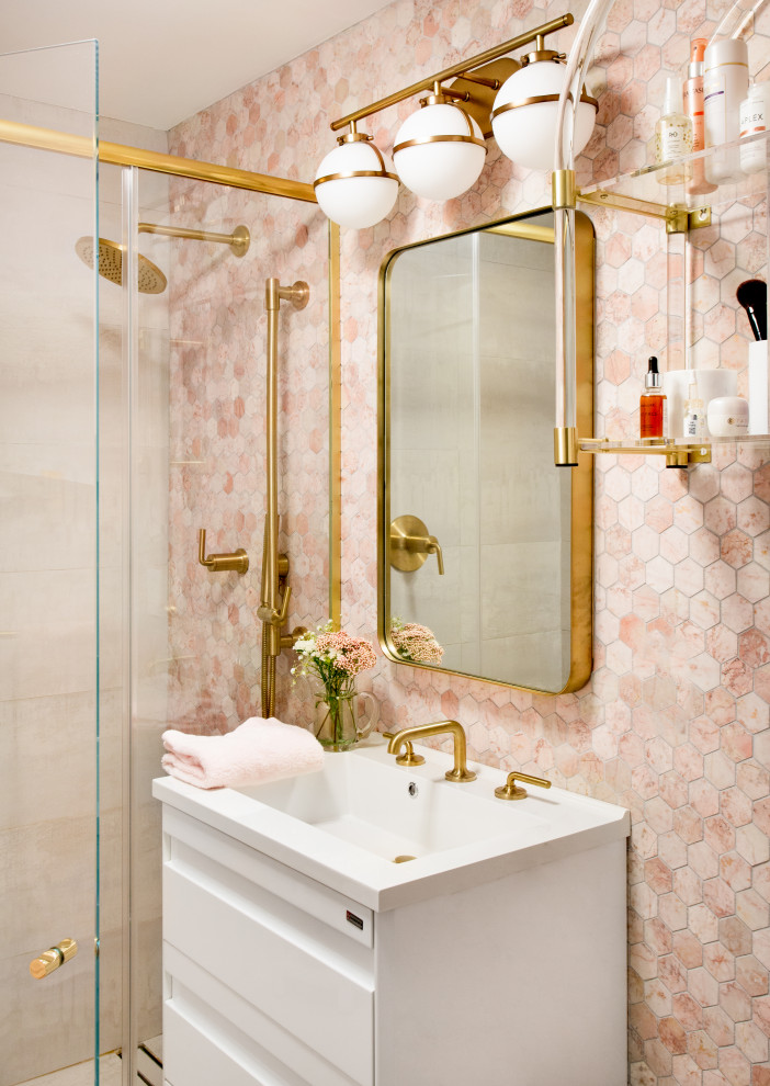 Стильный дизайн: маленькая главная ванная комната в стиле неоклассика (современная классика) с плоскими фасадами, белыми фасадами, накладной ванной, душем над ванной, инсталляцией, розовой плиткой, мраморной плиткой, розовыми стенами, полом из керамической плитки, консольной раковиной, столешницей из кварцита, белым полом, душем с распашными дверями, белой столешницей, тумбой под одну раковину и подвесной тумбой для на участке и в саду - последний тренд