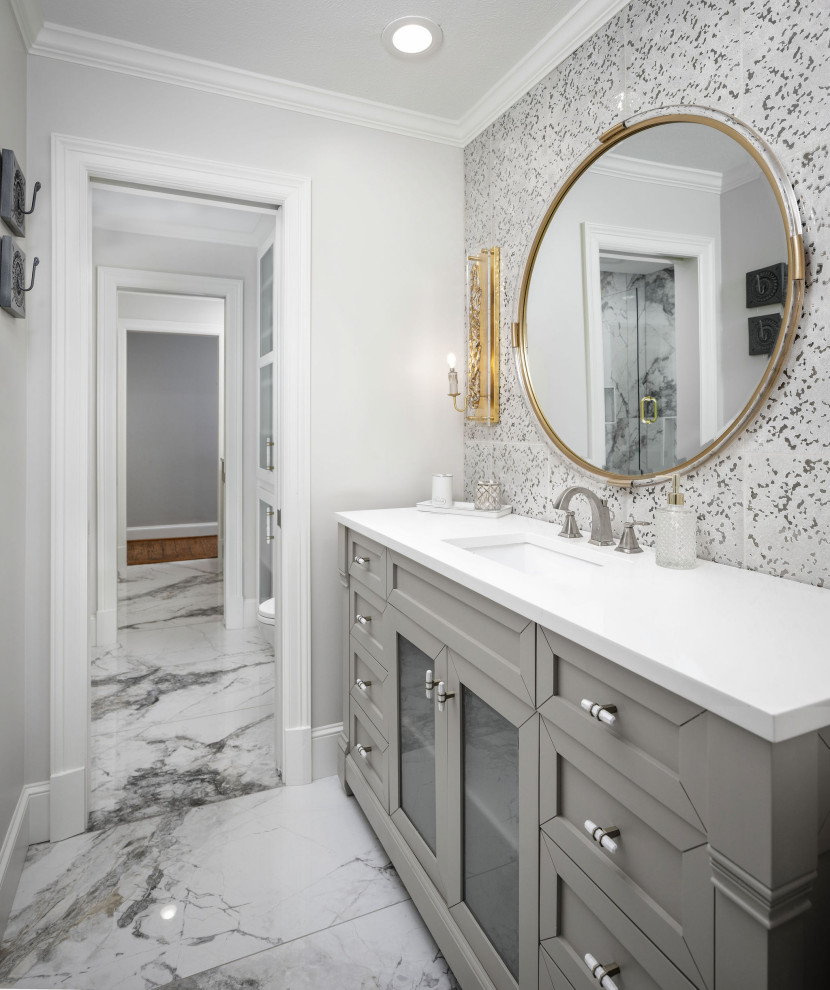 Пример оригинального дизайна: маленькая ванная комната в современном стиле с фасадами с утопленной филенкой, серыми фасадами, накладной ванной, душем над ванной, раздельным унитазом, серой плиткой, каменной плиткой, серыми стенами, мраморным полом, врезной раковиной, столешницей из кварцита, серым полом, душем с раздвижными дверями, белой столешницей, тумбой под одну раковину, напольной тумбой и обоями на стенах для на участке и в саду