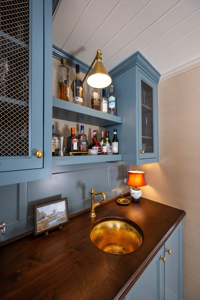 Inspiration for a timeless home bar remodel in Milwaukee