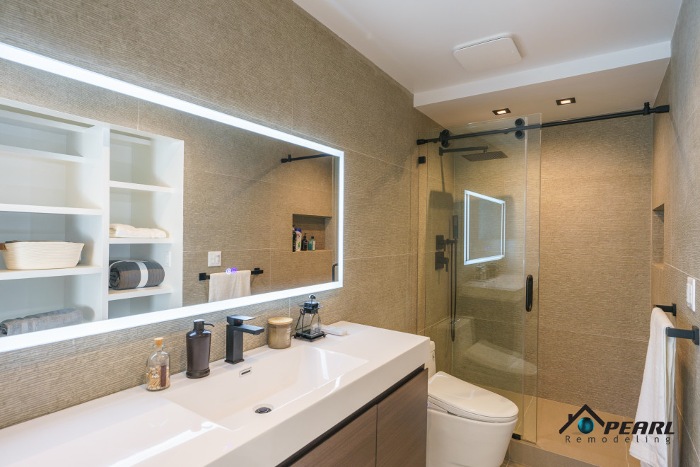 Стильный дизайн: маленькая главная ванная комната в стиле модернизм с плоскими фасадами, коричневыми фасадами, душем в нише, унитазом-моноблоком, зеленой плиткой, каменной плиткой, серыми стенами, полом из керамической плитки, накладной раковиной, столешницей из искусственного камня, бежевым полом, душем с раздвижными дверями, белой столешницей, нишей, тумбой под одну раковину, подвесной тумбой, сводчатым потолком и панелями на стенах для на участке и в саду - последний тренд