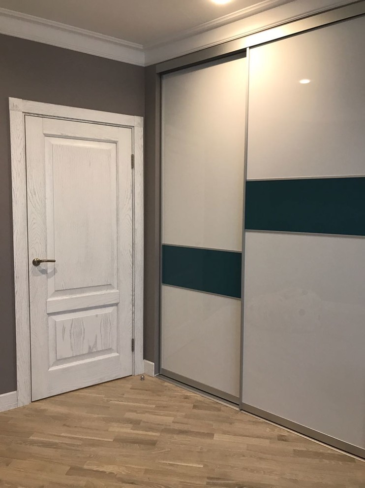 Дверь из массива дуба Belorawood модель Эпир 2 белая дверь с патиной серебо