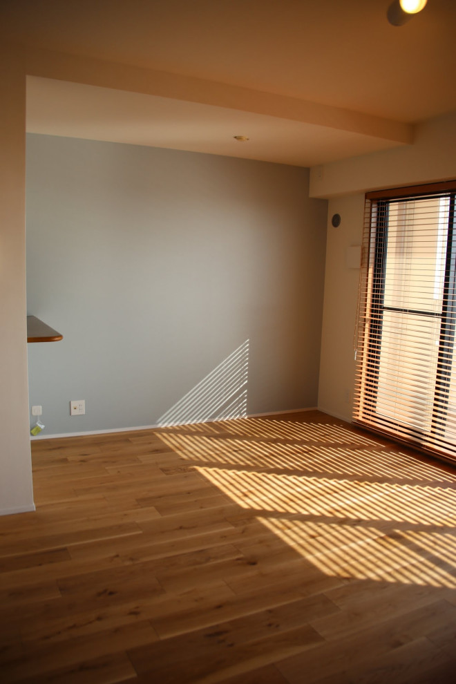 Inspiration för små minimalistiska separata vardagsrum, med blå väggar, målat trägolv och brunt golv