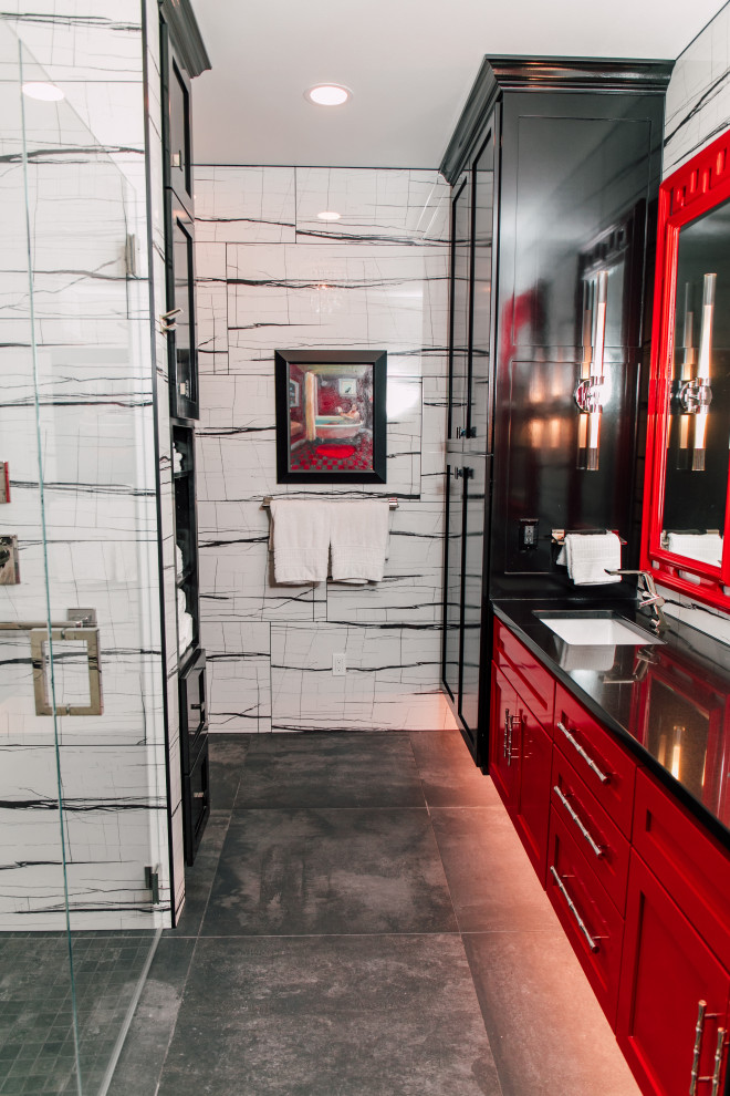 Идея дизайна: главная ванная комната среднего размера в восточном стиле с фасадами в стиле шейкер, красными фасадами, душем без бортиков, инсталляцией, черно-белой плиткой, керамогранитной плиткой, белыми стенами, полом из керамогранита, врезной раковиной, столешницей из искусственного кварца, серым полом, душем с распашными дверями, черной столешницей, нишей, тумбой под две раковины и подвесной тумбой