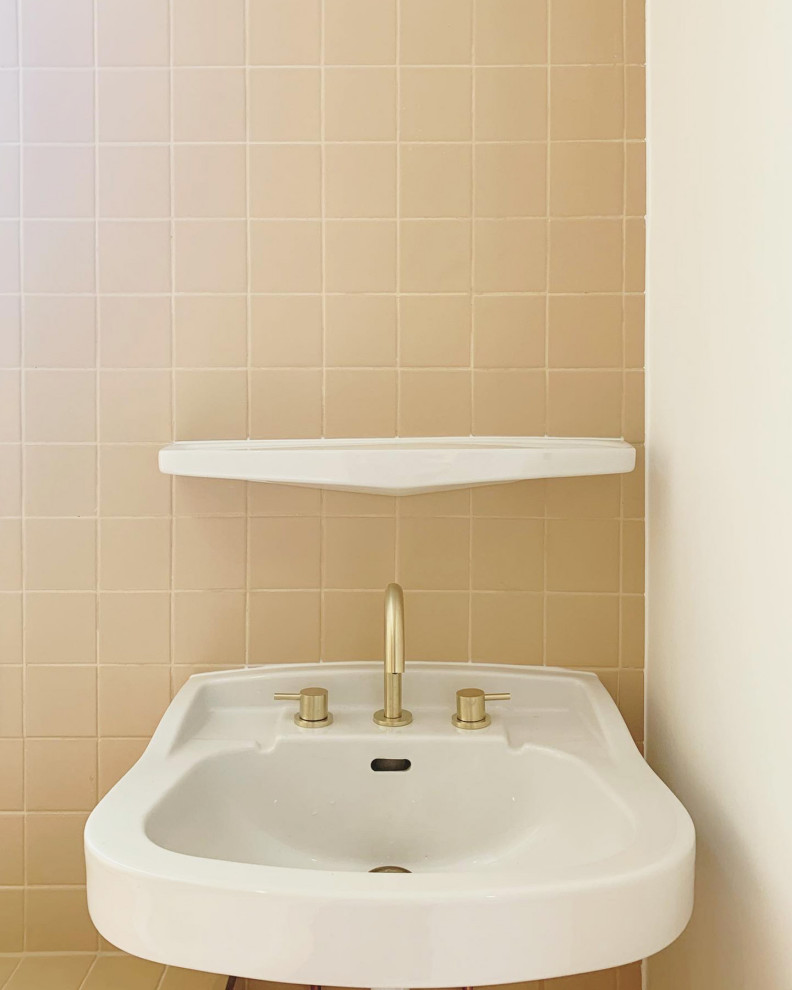 Источник вдохновения для домашнего уюта: главная ванная комната в скандинавском стиле с полновстраиваемой ванной, розовой плиткой, керамической плиткой, розовыми стенами, полом из керамической плитки, настольной раковиной и розовым полом