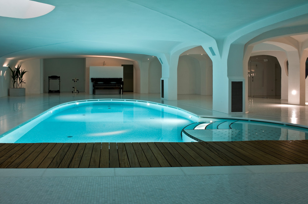 Ispirazione per una grande piscina coperta contemporanea personalizzata con piastrelle