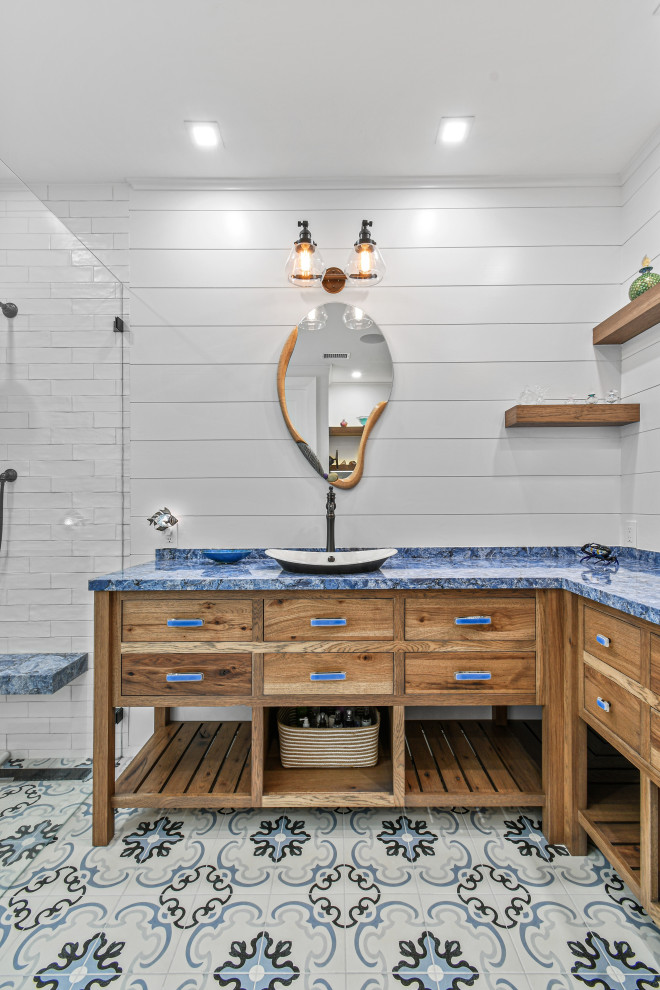 Пример оригинального дизайна: ванная комната в стиле лофт с фасадами в стиле шейкер и серыми фасадами