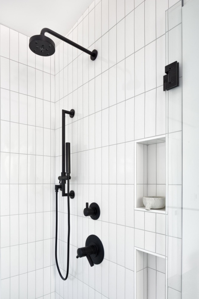 Idee per una stanza da bagno bohémian con vasca freestanding, pavimento in cementine, pavimento verde, porta doccia a battente, due lavabi e mobile bagno sospeso