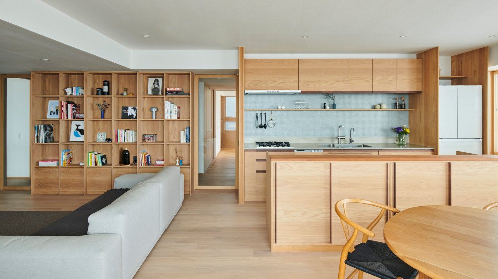 Cette photo montre une cuisine moderne de taille moyenne avec parquet clair, un sol beige et un plafond en papier peint.