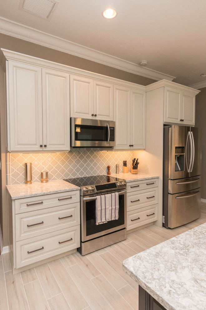 Transitional home design photo in Miami