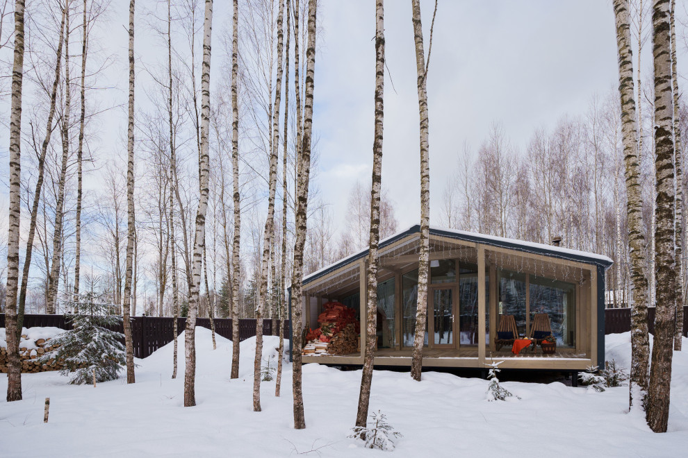 Уютный дом среди берез