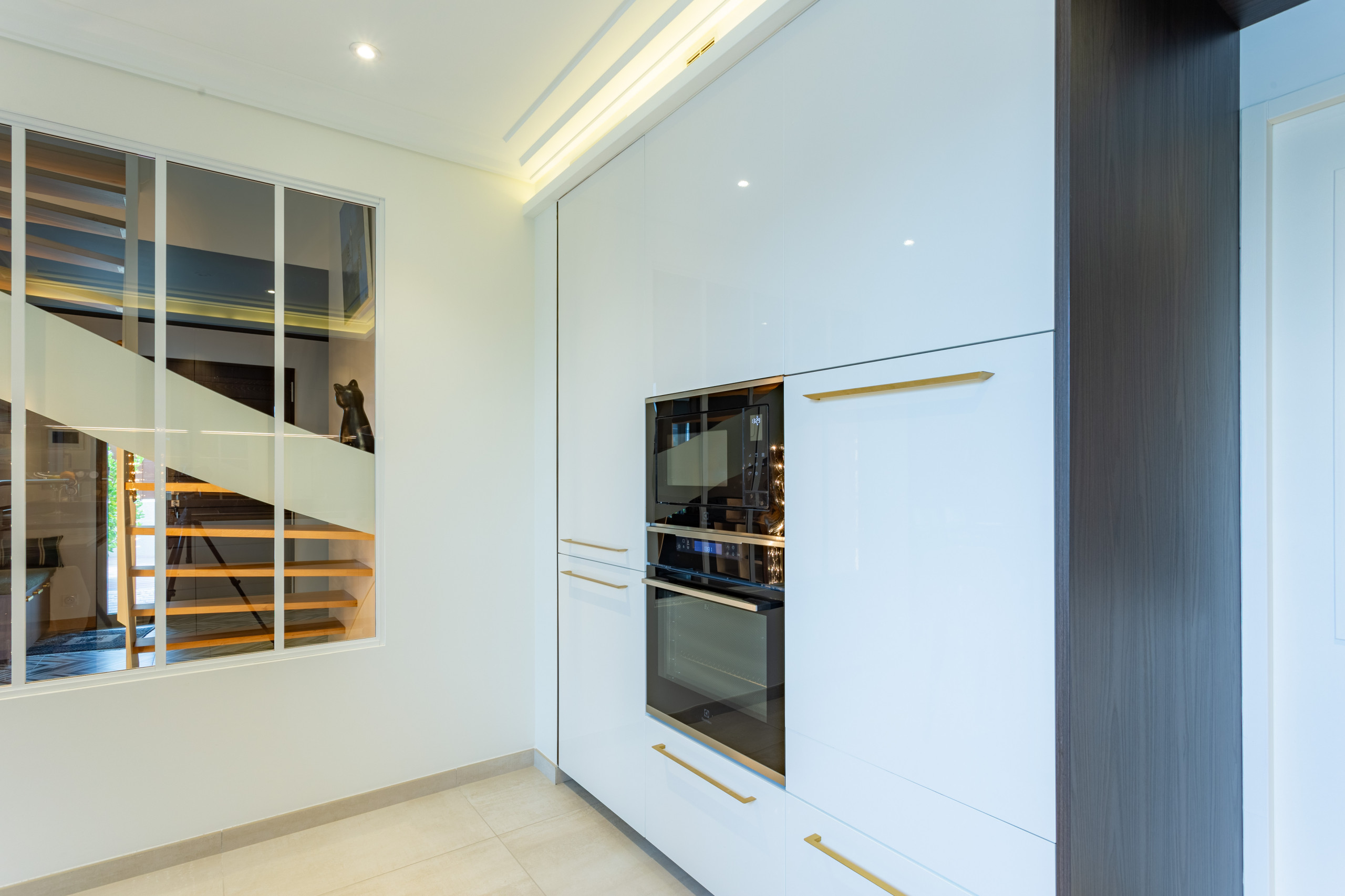 Création d'une cuisine chic et lumineuse dans une maison moderne