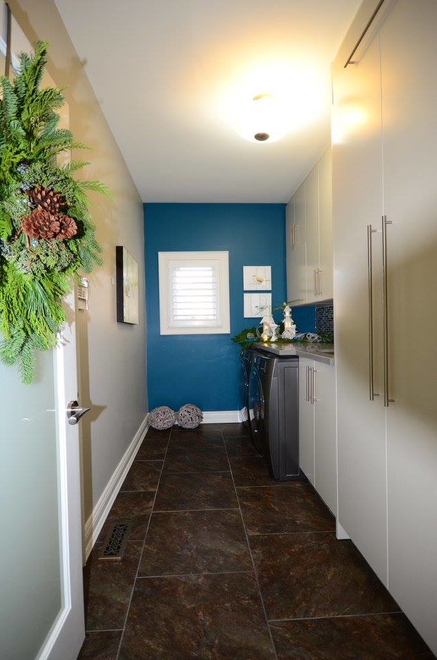 Example of a transitional home design design in Toronto
