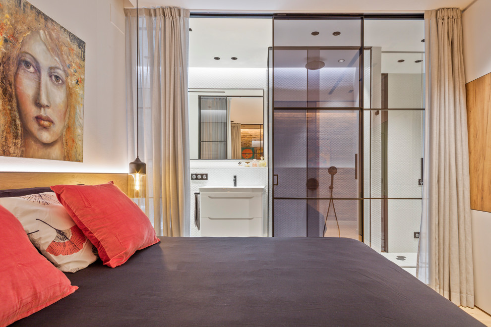 Immagine di una camera da letto stile loft industriale di medie dimensioni con pavimento in legno massello medio