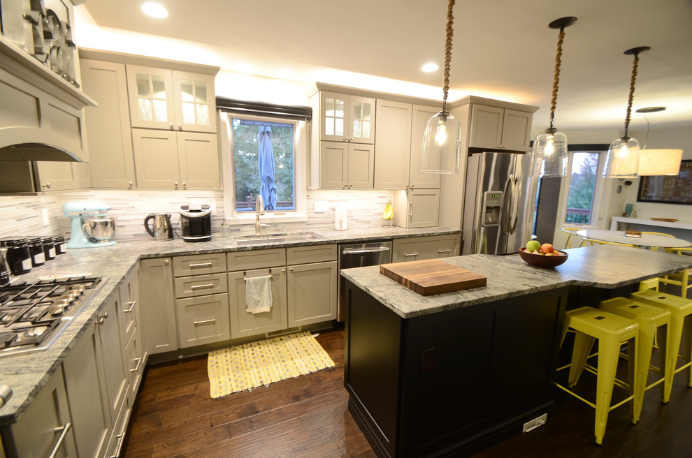 Kitchen - transitional kitchen idea in Chicago