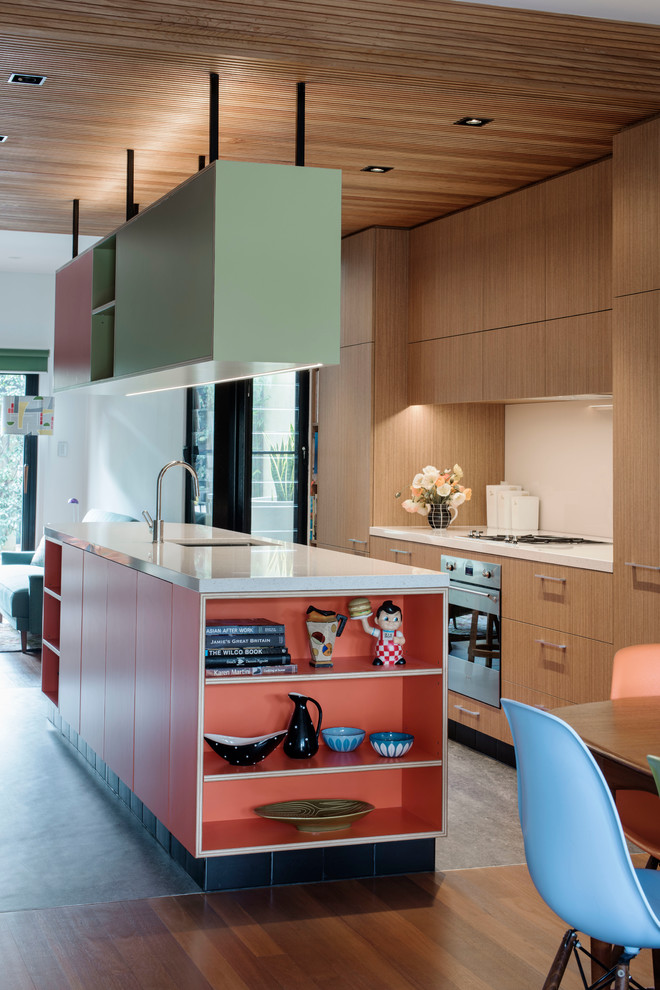 Idéer för mellanstora funkis kök, med en enkel diskho, släta luckor, orange skåp, bänkskiva i terrazo, rostfria vitvaror, linoleumgolv, en köksö, rosa stänkskydd och glaspanel som stänkskydd