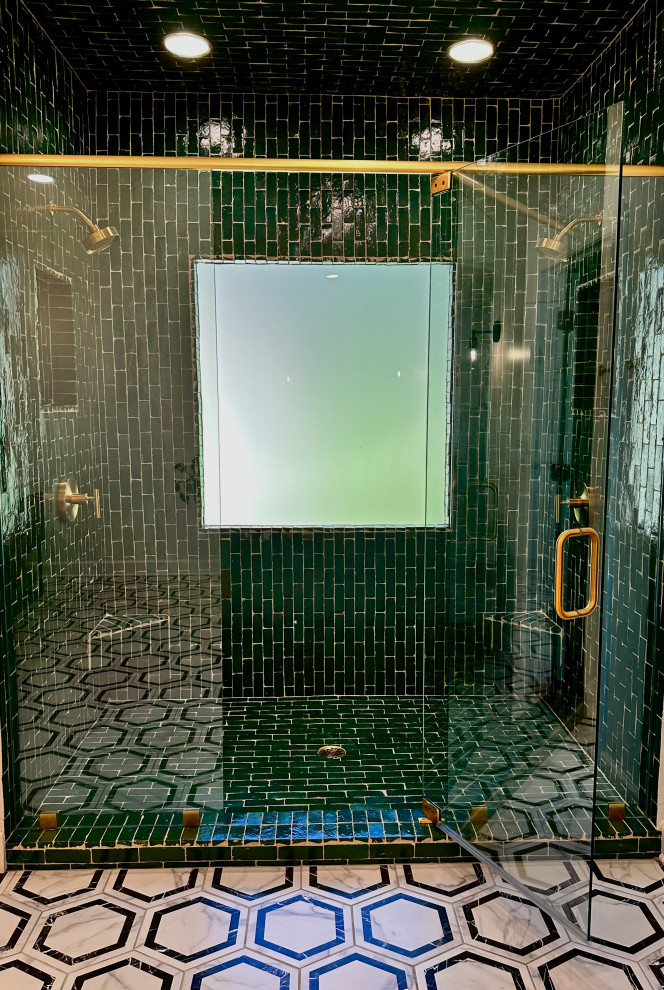 Идея дизайна: большая главная ванная комната в современном стиле с душевой комнатой, биде, зеленой плиткой, подвесной раковиной, душем с распашными дверями и напольной тумбой