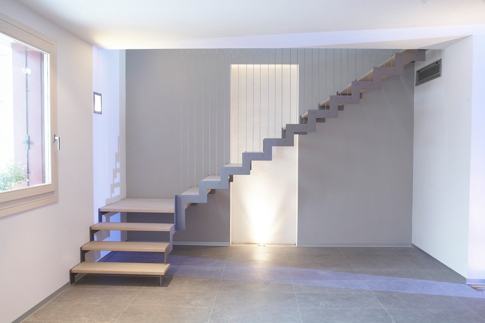 Маршевая лестница с ограждением из тросов