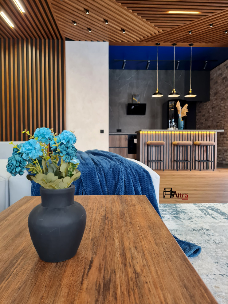 Источник вдохновения для домашнего уюта: большая гостиная комната в стиле лофт с бежевыми стенами, полом из винила, зоной отдыха, коричневым полом и балками на потолке