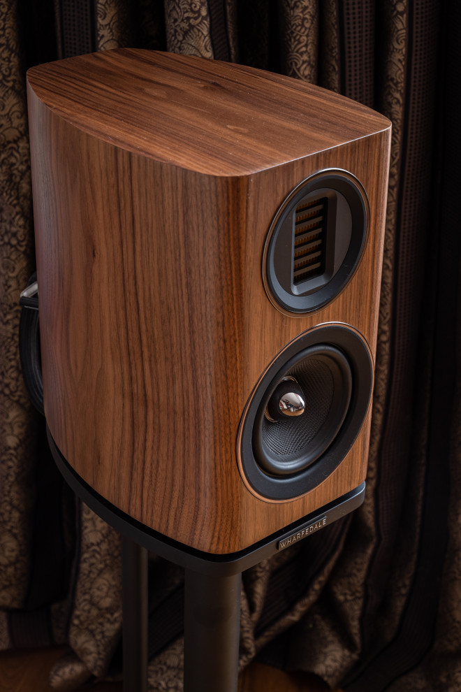 Акустическая система в гостиной