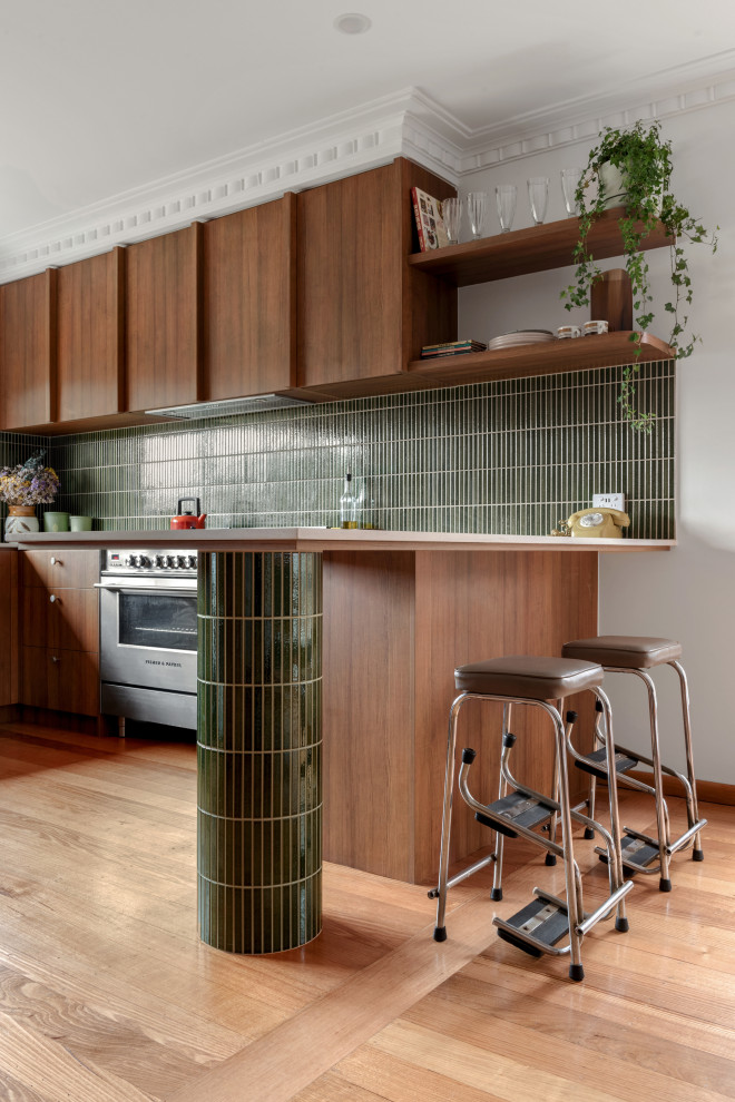 Midcentury kitchen in Melbourne.