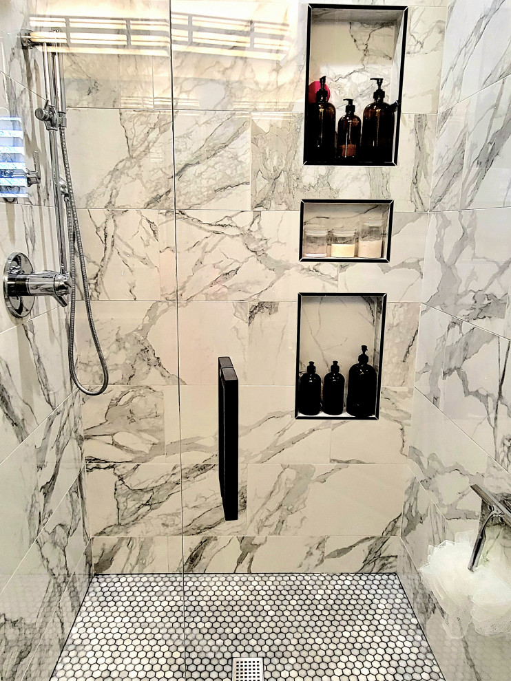 Inspiration för mellanstora eklektiska grått en-suite badrum, med skåp i shakerstil, svarta skåp, en dusch i en alkov, svart och vit kakel, keramikplattor, bänkskiva i betong och dusch med gångjärnsdörr