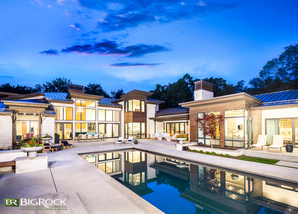 Ispirazione per una piscina moderna rettangolare dietro casa con paesaggistica bordo piscina