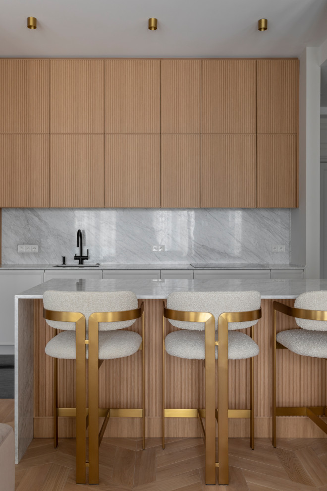 Свежая идея для дизайна: кухня в белых тонах с отделкой деревом в классическом стиле - отличное фото интерьера