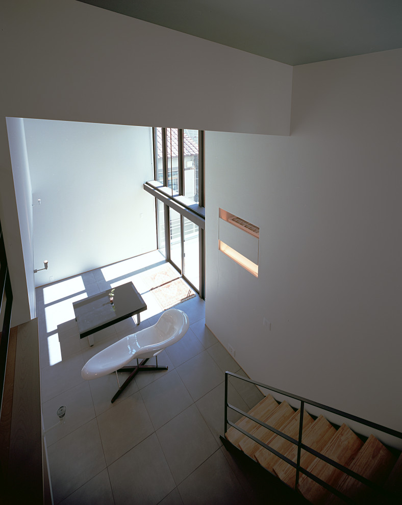 Cette photo montre un salon moderne de taille moyenne et ouvert avec un sol en carrelage de porcelaine, un plafond en papier peint et du papier peint.