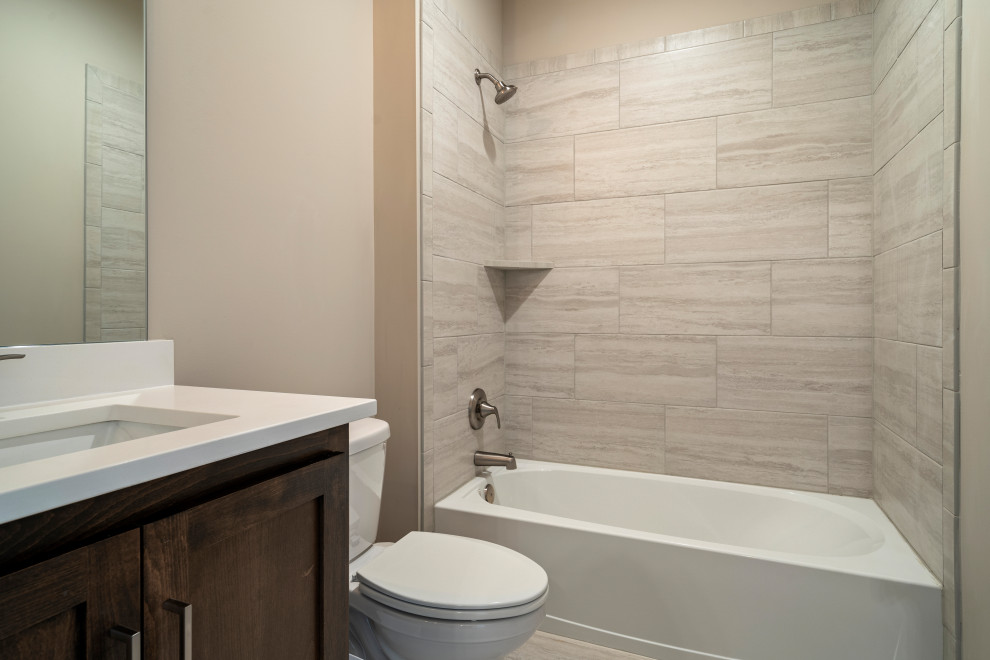 Idéer för ett litet amerikanskt vit badrum, med skåp i mörkt trä, ett badkar i en alkov, en dusch/badkar-kombination, beige kakel, stenkakel, bänkskiva i kvarts, beiget golv och dusch med duschdraperi