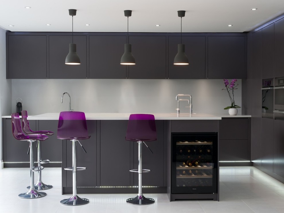 Design ideas for a mid-sized contemporary eat-in kitchen in Kent.