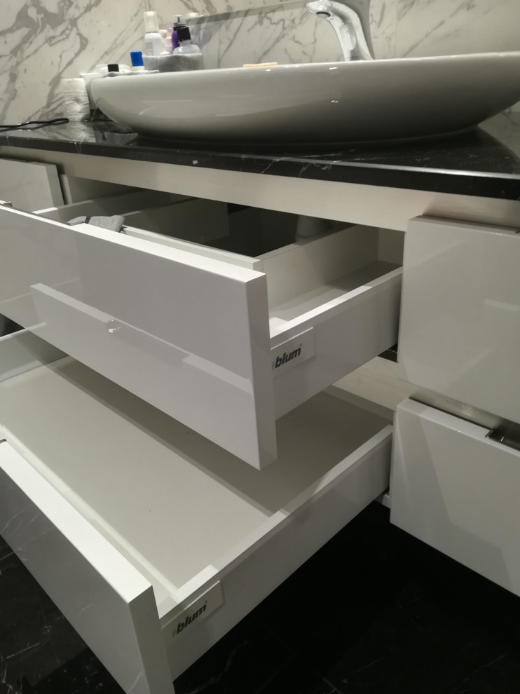 Кухня с металлическим профилем КАТО , фасады Fenix