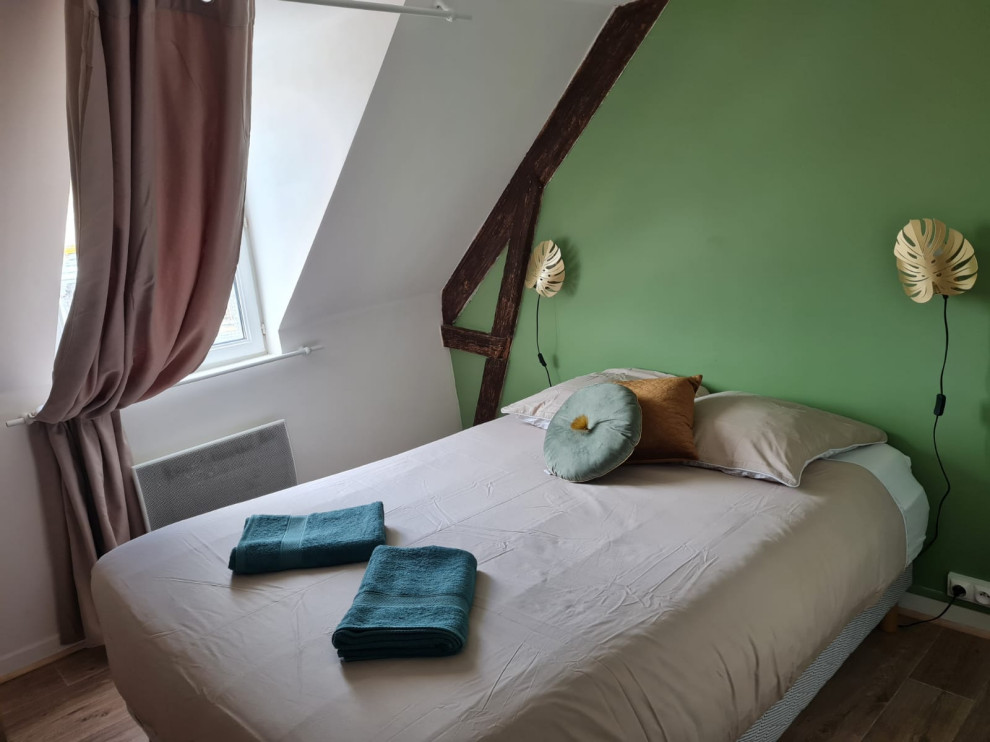 Mittelgroßes Schlafzimmer mit grüner Wandfarbe in Le Havre