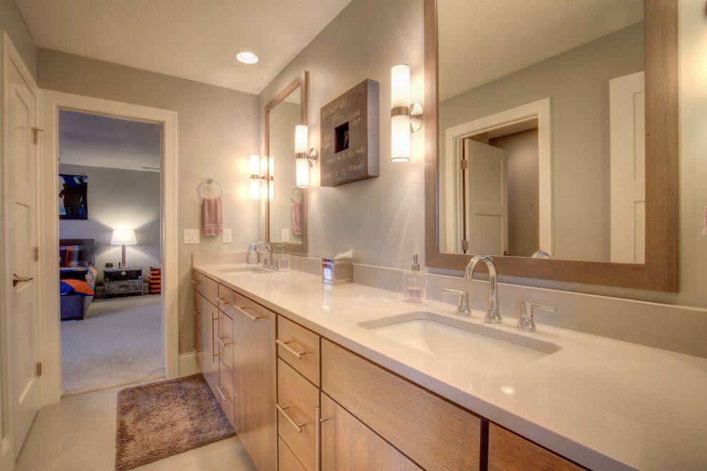 Example of a transitional home design design in Chicago