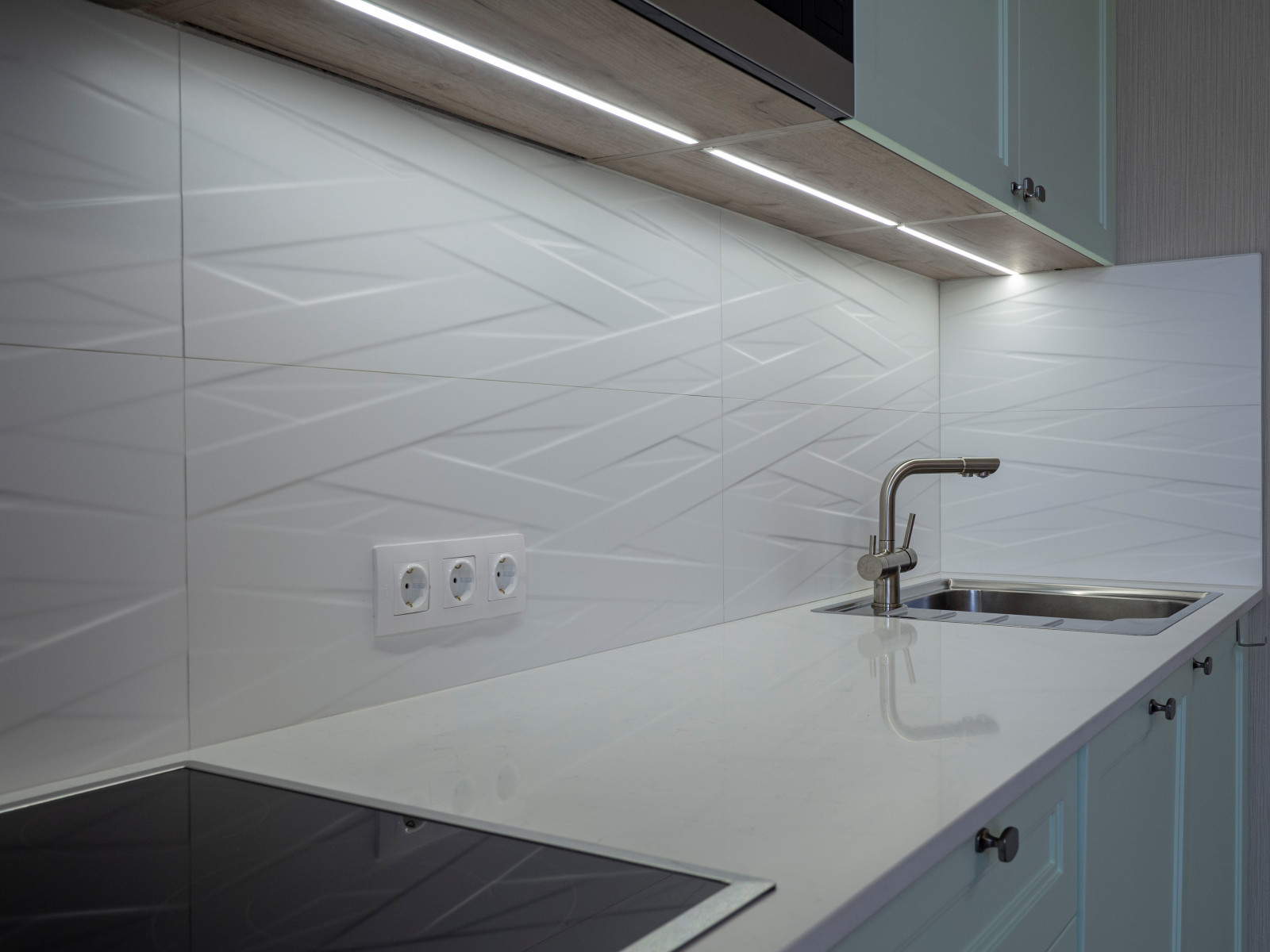 Нежная светло-мятная кухня в стиле неоклассика