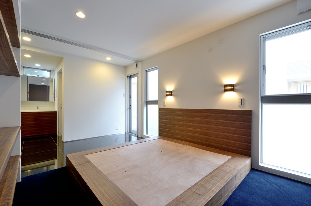 Foto de dormitorio principal minimalista de tamaño medio sin chimenea con paredes blancas, moqueta y suelo azul