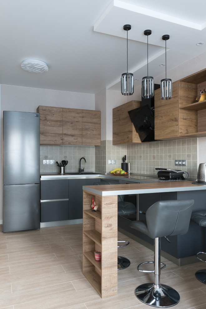 Небольшая кухня с полуостровом