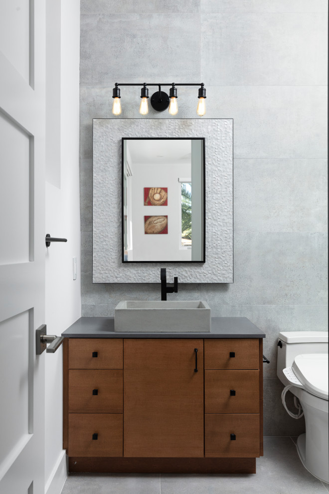 Bathroom - modern bathroom idea in Miami