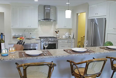Inspiration for a transitional home design remodel in Chicago