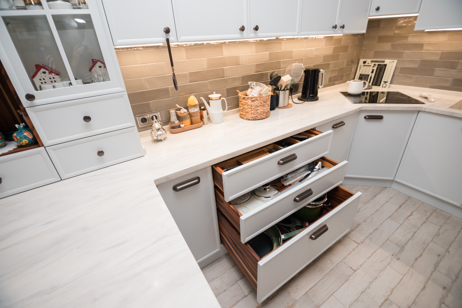 Светлая кухня с деревянными элементами