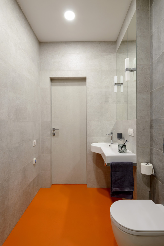 На фото: ванная комната в современном стиле с раздельным унитазом, серыми стенами и подвесной раковиной с