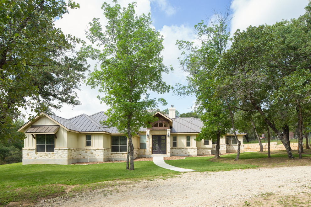 Mountain style home design photo in Austin