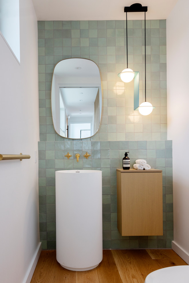 Moderne Gästetoilette mit weißen Schränken, Wandtoilette mit Spülkasten, grünen Fliesen, Keramikfliesen, braunem Holzboden, Sockelwaschbecken, Waschtisch aus Holz, braunem Boden, brauner Waschtischplatte und freistehendem Waschtisch in Vancouver