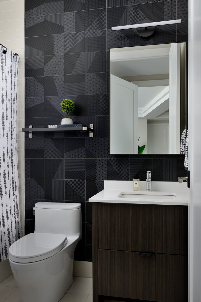 Пример оригинального дизайна: маленькая ванная комната в современном стиле с плоскими фасадами, коричневыми фасадами, ванной в нише, душем над ванной, унитазом-моноблоком, черной плиткой, керамогранитной плиткой, черными стенами, полом из керамогранита, душевой кабиной, врезной раковиной, столешницей из искусственного кварца, черным полом, шторкой для ванной, белой столешницей, тумбой под одну раковину и встроенной тумбой для на участке и в саду