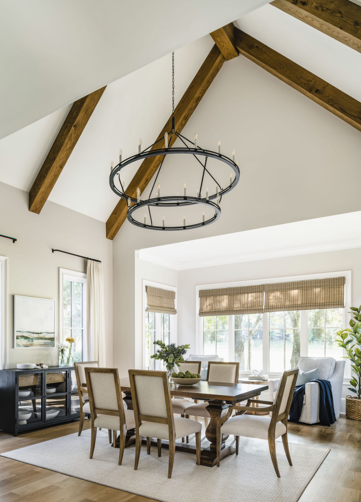 Esempio di una sala da pranzo aperta verso la cucina tradizionale di medie dimensioni con pareti beige, pavimento in legno massello medio e soffitto a volta