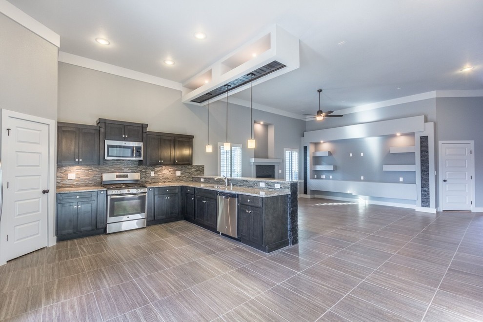 Example of a transitional home design design in Austin