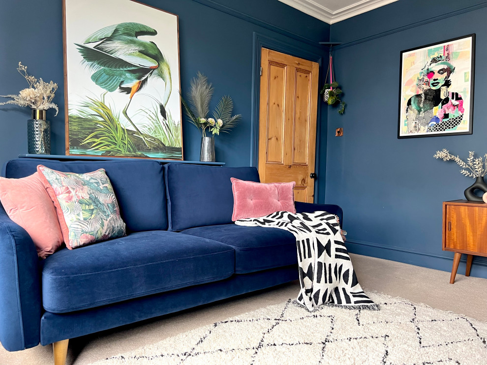 Exempel på ett mellanstort klassiskt vardagsrum, med blå väggar, heltäckningsmatta, en standard öppen spis, en spiselkrans i trä, en fristående TV och beiget golv