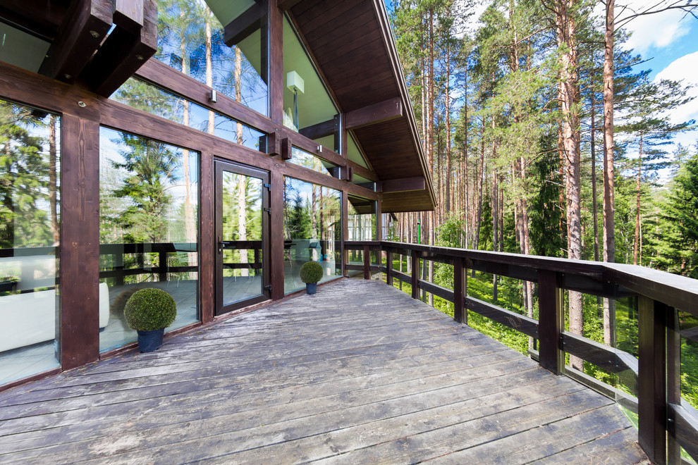 Стеклянный дом в лесу