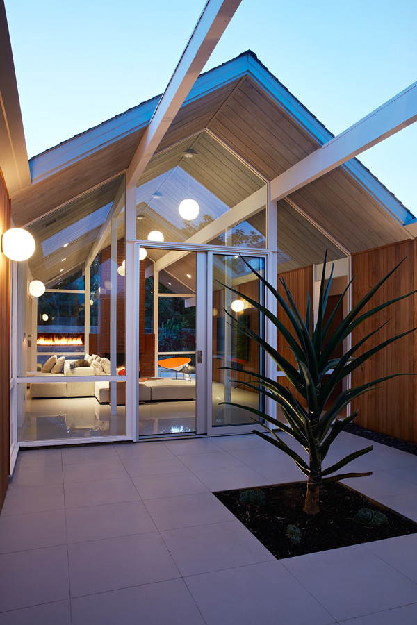 This is an example of a midcentury exterior in San Francisco.